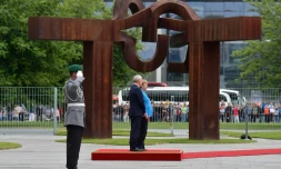 La chanceliÚre allemande Angela Merkel et le Premier ministre finlandais Antti Rinne écoutent les hymnes nationaux des deux pays à la chancellerie à Berlin, le 10 juillet 2019. A cette occasion, Mme Merkel a de nouveau été prise de tremblements