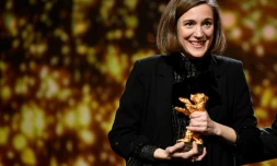 La cinéaste espagnole Carla Simón reçoit l'Ours d'or pour son film "Alcarras" lors de la 72e Berlinale, le 16 février 2022 à Berlin