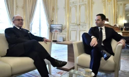 Le Premier ministre Bernard Cazeneuve (g) reçoit Benoît Hamon, vainqueur de la primaire initiée par le PS, le 30 janvier 2017 à l'hôtel Matignon