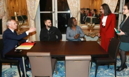 Francois de Rugy (G) reçoit deux représentants des "gilets jaunes" , Priscilla Ludosky (D) and Eric Drouet (G)le 27 novembre à Paris