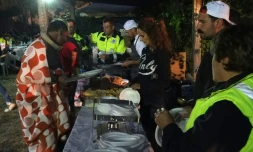 Des volontaires servent le dîner le 25 août 2016 à des habitants d'Illica, un hameau d'Accumoli (Latium) dévasté par un séisme la veille