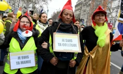 Des femmes "gilets jaunes" défilent dans les rues de Paris, le 6 janvier 2019