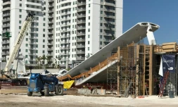 Les décombres de la passerelle qui s'est effondrée le 15 mars 2018 à Miami