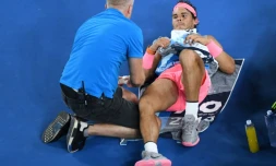 L'Espagnol Rafael Nadal est soigné lors de son quart de finale de l'Open d'Australie face au Croate Marin Cilic, le 23 janvier 2018