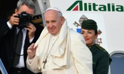 Le pape François embarque pour l'Irlande, à l'aéroport de Fiumicino en Italie, le 25 août 2018