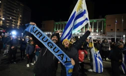 Des supporters uruguayens célÚbrent la victoire de l'Uruguay sur l'Italie en finale de la Coupe du monde U20, à Montevideo, le 11 juin 2023