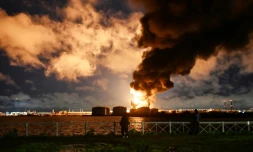 Un terminal pétrolier en flammes à Saint-Pétersbourg aprÚs des attaque de drones ukrainiens, le 18 octobre 2026 en Russie