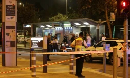 Des policiers et ambulanciers entourent un blessé allongé sur le sol aprÚs une attaque au couteau à une station de tramway, le 21 septembre 2023 à Jérusalem