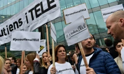 Regroupement d'employés d'iTELE devant le siège de la chaîne, le 25 octobre 2016 à Boulogne-Billancourt près de Paris