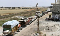 Un convoi de camions transportant des familles syriennes déplacées, le 1er juin 2018 à Abu az Zuhur, dans la province d'Idleb