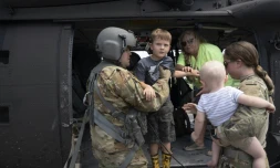 Des réservistes de la Garde nationale du Kentucky évacuent des enfants par hélicoptère des zones inondées, le 30 juillet 2022 à Hazar
