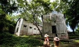 Des touristes visitent la prison désaffectée de l'île de San Lucas, au Costa Rica, le 26 septembre 2020