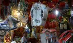 Des reproductions de voitures et de motos en papier dans un magasin à Hanoï, le 16 août 2016