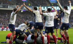 La joie des Français aprÚs l'essai écossais non validé par la vidéo en fin de match, lors du Tournoi des six nations, le 10 février 2024 à Murrayfield