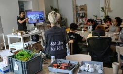 Des femmes participent à un cours d'électricité organisé par l'atelier Mulan Build à Hangzhou, dans la province du Zhejiang, le 28 juin 2026 dans l'est de la Chine