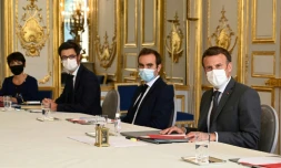 Le secrétaire général de l'Elysée, (d-d) Alexis Kohler, le président Emmanuel Macron et le ministre des Outre-mer Sébastien Lecornu lors d'une réunion avec des élus calédoniens, le 1er juin 2021 à l'Elysée, à Paris