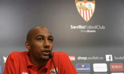 Steven Nzonzi alors joueur de Séville en conférence de presse le 9 juin 2015