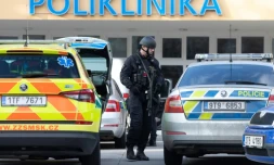 Des policiers devant un hôpital où a eu lieu une fusillade, le 10 décembre 2019 à Ostrava, en République tchèque