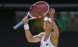 La Française Alizé Cornet victorieuse de la N.1 mondiale polonaise Iga Swiatek à Wimbledon, le 2 juillet 2022