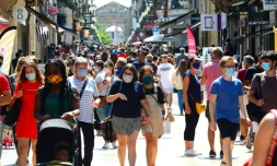 Des piĂ©tons dans une rue commerçante de Bordeaux oĂč le port du masque est obligatoire, le 15 aoĂ»t 2020