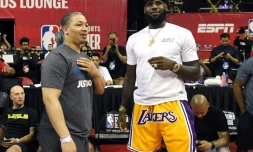 La recrue star des Los Angeles Lakers LeBron James et l'entraîneur de Cleveland Tyronn Lue, le 15 juillet 2018 à Las Vegas après un match Summer League