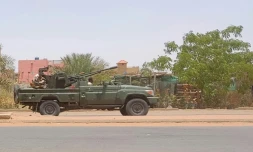 Des paramilitaires des Forces de soutien rapide (FSR) dans un véhicule blindé dans le sud de Khartoum, le 25 mai 2023