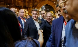 Le président français Emmanuel Macron (au centre gauche) et son homologue égyptien Abdel Fattah al-Sissi (au centre droit) au souk du Caire, le 6 avril 2025