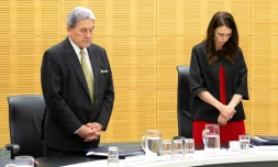 La Première ministre néo-zélandaise Jacinda Ardern et le vice-Premier ministre Winston Peters observent une minute de silence à la mémoire des victimes de l'éruption volcanique du 9 décembre, lundi 16 décembre au Parlement néo-zélandais à Wellington