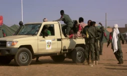 Des soldats sont rassemblés à proximité du lieu de l'attentat suicide faisant 60 morts à Gao au nord du pays le 18 janvier 2017