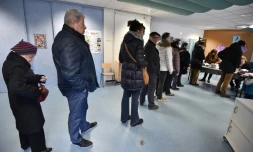 Des électeurs font la queue dans un bureau de vote au premier tour de la primaire élargie du PS à Nantes le 22 janvier 2017