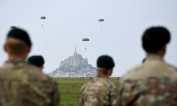 Des parachutistes américains sautent au-dessus du Mont Saint-Michel pour s'entraîner aux célébrations du 75e anniversaire du Débarquement du 6 juin 1944