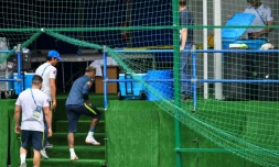 L'attaquant vedette du Brésil Neymar quitte le stade lors d'une séance d'entraînement  à Sotchi, le 19 juin 2018, pendant le Mondial en Russie