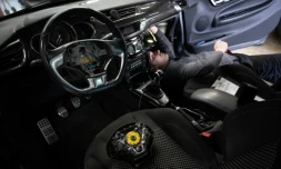 Retrait par un professionnel d'un airbag Takata, dans un garage de Mulhouse, le 19 février 2025 dans le Haut-Rhin