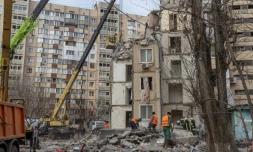 Des sauveteurs dégagent les débris d'un immeuble lourdement endommagé par une attaque de drone, à Odessa, en 7Ukraine le 3 mars 2024