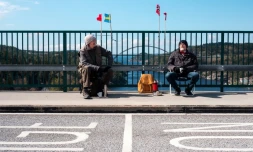 Pontus Berglund (g) et son frĂšre jumeau Ola bavardent, l'un en SuĂšde, l'autre en NorvĂšge, sur le pont reliant les deux pays, le 1er mai 2021 Ă Svinesund