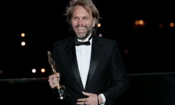 L'auteur français Florian Zeller tient son Oscar du meilleur scénario adapté pour "The Father", le 26 avril 2021 à Paris
