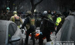 Photo publiée le 10 décembre 2024 sur la chaîne Telegram officielle du ministère ukrainien de l'Intérieur montrant des secouristes et des policiers transportant une personne blessée sur le site d'une frappe à Zaporijjia