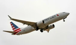 Un Boeing 737 MAX d'American Airlines décolle pour un vol d'essai de l'aéroport international de Dallas-Fort Worth à Dallas, Texas, le 2 décembre 2020