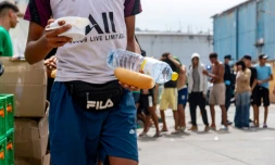 Des bénévoles de l'ONG Luna Blanca distribuent de la nourriture à des migrants sur le site industriel d'El Tajaral à Ceutae, Espagne, le 2 septembre 2026