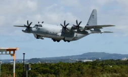 Un avion de ravitaillement KC-130 décolle de la base Futenma d'Okinawa, le 15 juillet 2014 au Japon