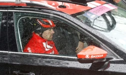 Le coureur néerlandais Tom Dumoulin dans la voiture de son équipe aprÚs son abandon du Giro, le 15 mai 2019 dans le centre de l'Italie