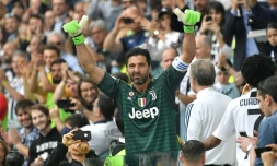 L'Italien Gianluigi Buffon, alors gardien à la Juventus de Turin, à la fin du match face à Vérone en Serie A, le 19 mai 2018 à Turin 