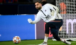 Le gardien du PSG Gianluigi Donnarumma à l'échauffement avant d'affronter le FC Bruges en Ligue des champions, le 7 décembre 2021 au Parc des Princes