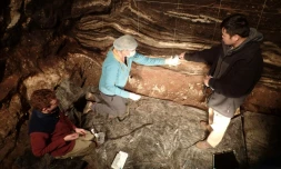Photo fournie le 23 juin 2021 de chercheurs faisant des prélèvements dans une grotte des monts de l'Altaï en Russie