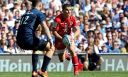 Le demi de mĂȘlĂ©e de Toulouse Antoine Dupont (d) passe le ballon face au Leinster en demi-finales de la Coupe d'Europe de rugby, le 21 avril 2019 Ă Dublin