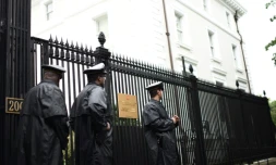 Des gardes de sécurité devant les locaux de la mission commerciale russe à Washington, le 2 septembre 2017