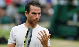 Le Français Adrian Mannarino face au Serbe Novak Djkovic en 8e de finale à Wimbledon, le 11 juillet 2017