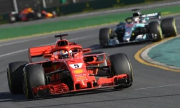 L'Allemand Sebastian Vettel (Ferrari) en tĂȘte du GP d'Australie de F1 devant le Britannique Lewis Hamilton (Mercedes), le 25 mars 2018 Ă Melbourne