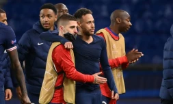 La joie de l'attaquant brésilien du Paris Saint-Germain, Neymar (c) et de son coéquipier italien, Marco Verratti, à la fin du quart de finale retour de la Ligue des Champions contre le Bayern Munich, le 13 avril 2021 au Parc des Princes