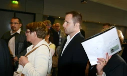Nicolas Cano (C) arrive au procès de sa mère Manuela Gonzalez surnommée "la veuve noire de l'Isère" (G), le 14 avril 2014 à Grenoble